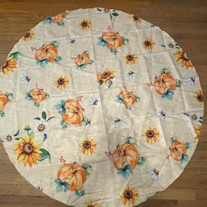Floral table cloth with‎ pumpkins